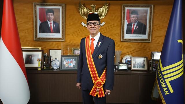 Menkumham Yasonna H Laoly menerima tanda kehormatan Bintang Mahaputera Adipradana dari Presiden Jokowi