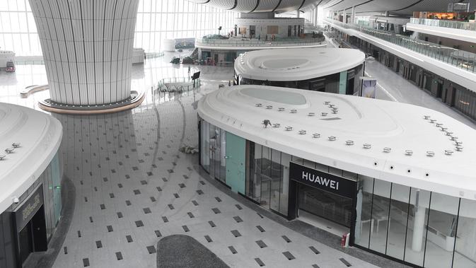 Toko Huawei terlihat dalam Terminal Bandara Internasional Daxing Beijing, China, Selasa (9/7/2019). Bandara Internasional Daxing Beijing dirancang dengan desain menyerupai pesawat luar angkasa. (GREG BAKER/AFP)