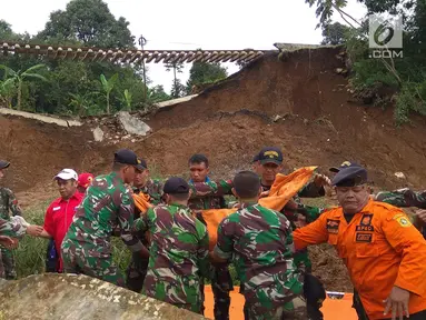 Tim gabungan dari TNI/Polri dan SAR sedang melakukan pencarian 5 korban yang tertimbun longsor di Kampung Maseng RT02/08, Desa Warung Menteng, Kecamatan Cijeruk, Selasa (6/2). (Liputan6.com/Achmad Sudarno)
