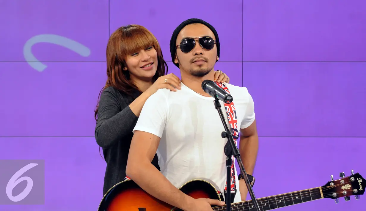 Cinta Penelope (kiri) memegang pundak Putra Myface usai memainkan salah satu lagu terbarunya di SCTV Tower, Jakarta, Rabu (10/8). Putra Myface merupakan produser film 3 Pilihan Hidup yang juga dibintangi Cinta. (Liputan6.com/Helmi Fithriansyah)