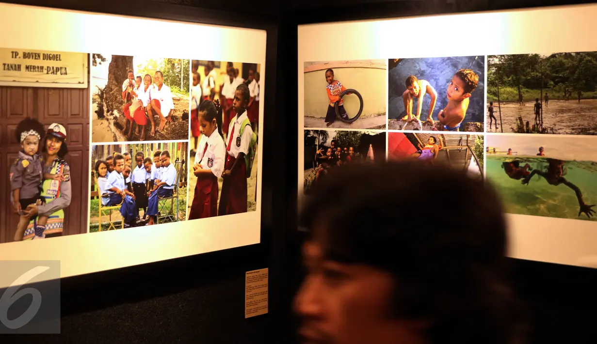 Pengunjung melintas didepan karya foto pada Pameran Papuaku Papuamu di Kuningan City, Jakarta, Selasa (27/12). Sebanyak 117 karya para pewarta foto ditamplkan dalam 40 bingkai. (Liputan6.com/Helmi Fithriansyah)