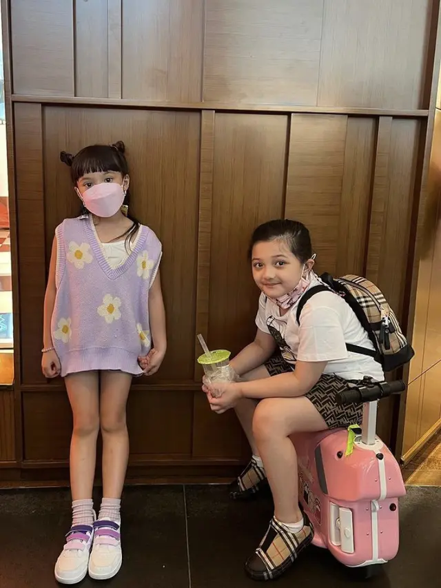 Gaya Stylish Gempita saat Liburan ke Singapura Bersama Gisella