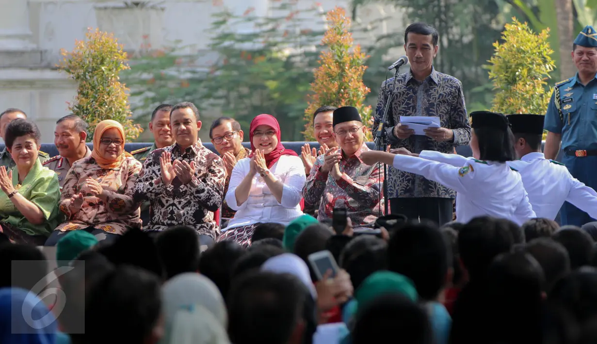 Presiden Jokowi saat menggelar silaturahmi dengan ribuan anggota Paskibraka di halaman belakang Istana Bogor,  Selasa (18/8/2015). Silaturahmi ini berkaitan peringatan kemerdekaan HUT RI ke-70 di Istana Merdeka Jakarta. (Liputan6.com/Faizal Fanani)