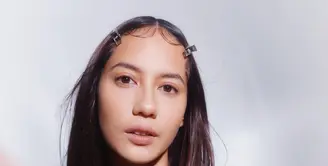 Postingan foto Pevita Pearce menyambut tahun 2022 masih setiap dengan rambut panjangnya. Bring it on! (Foto: Instagram @pevpearce)