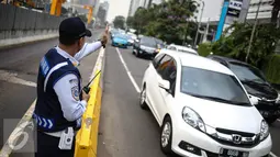 Masa uji coba penerapan kebijakan pembatasan kendaraan berdasarkan pelat nomor ganjil dan genap dipastikan akan dimulai pada 27 Juli 2016, Jakarta, Senin (25/7). (Liputan6.com/Faizal Fanani)