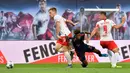 Gelandang Bayern Munchen, Kingsley Coman, dijatuhkan bek RB Leipzig, Marcel Halstenberg, pada laga Bundesliga 2019/20 di Leipzig, Sabtu (14/9). Kedua klub bermain imbang 1-1. (AFP/John Macdougall)
