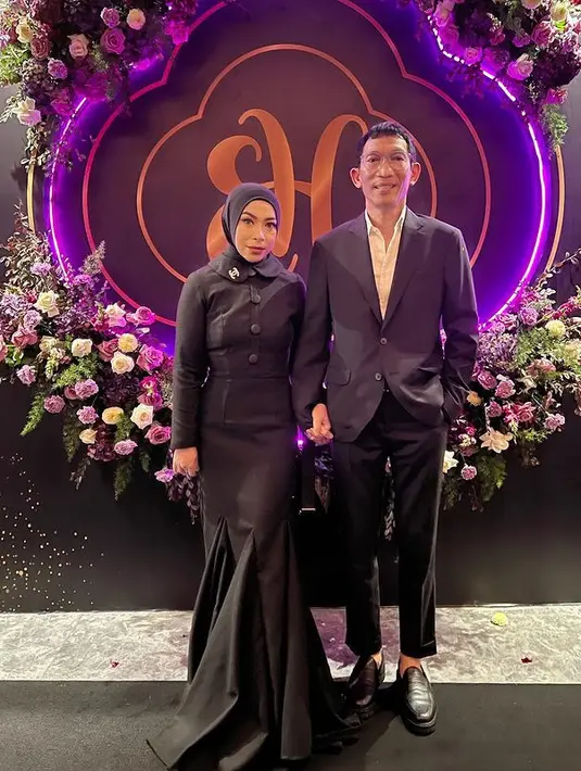 "Muda persis 30 tahun selalu.. MasyaAllah Sihat dan cantik selalu teh," tulis artis Malaysia Nur Faazura. "Masya Allah beda banget teh meli makin langsing jd Kya bukan teh mely," tulis qaila_lamia_alnetta. "Kaya bukan Melly ....," tulis hernawae.  [Instagram/melly_goeslaw]