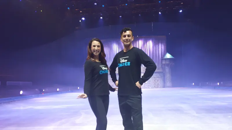 Laura Stern dan Nicholas Fernandez, skaters Disney On Ice