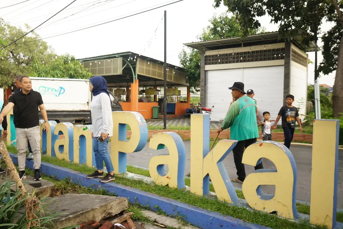 Eri Cahyadi meninjau banjir kiriman dari Greik di Pakal Surabaya. (Dian Kurniawan/Liputan6.com)