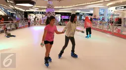 Pengunjung menikmati permainan Sky Ring Fun Skating di Lippo Mall Kemang, Jakarta, Rabu (16/12/2015). Jelang libur Natal dan sekolah sejumlah mall mulai berlomba untuk menyajikan wahana yang dapat dinikmati bersama keluarga. (Liputan6.com/Angga Yuniar)