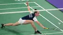 <p>Pemain tunggal putri Ukraina, Polina Buhrova berusaha menjangkau bola di depan net saat menghadapi wakil Indonesia, Gregoria Mariska Tunjung laga Grup G bulu tangkis Olimpiade Paris 2024 di Porte de la Chapelle Arena, Prancis, Minggu (28/7/2024). Polina Buhrova kalah straight game 10-21, 15-21. (AFP/Arun Sankar)</p>