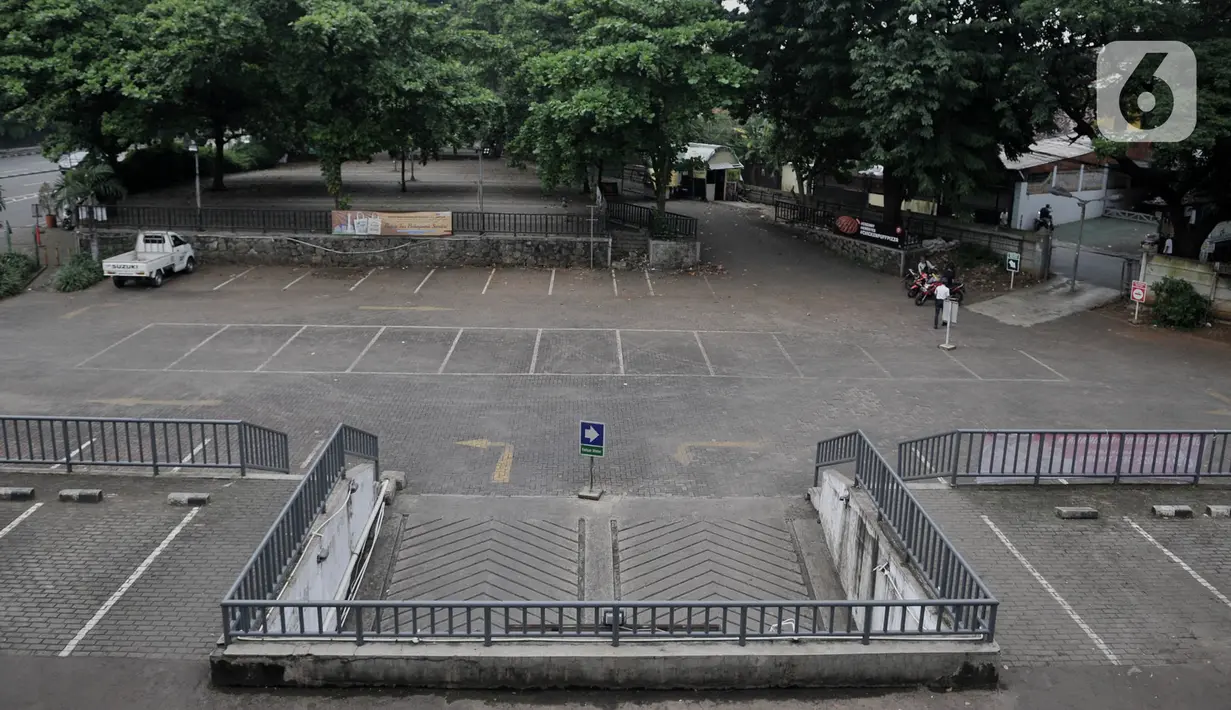 Suasana sepi area parkir di salah satu pusat perbelanjaan di Jakarta, Kamis (2/4/2020). Merebaknya virus corona COVID-19 menyebabkan pusat perbelanjaan Ibu Kota dan beberapa kota lainnya terpaksa ditutup sementara untuk memutus rantai penyebaran. (merdeka.com/Iqbal S. Nugroho)