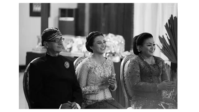 Momen Bahagia Chelzea Verheoven dengan Kedua Orang Tua di Acara Pertunangannya