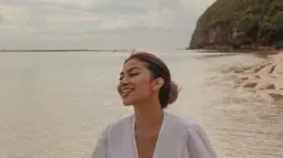 Perempuan berusia 25 tahun sangat menyukai pemandangan indah yang ada di pantai. Momen ia berjalan di bibir pantai memperlihatkan sisi Ariel Tatum yang sangat sumringah berlibur di pantai. Foto ini pun ramai tuai pujian dari netizen. (Liputan6.com/IG/@arieltatum)