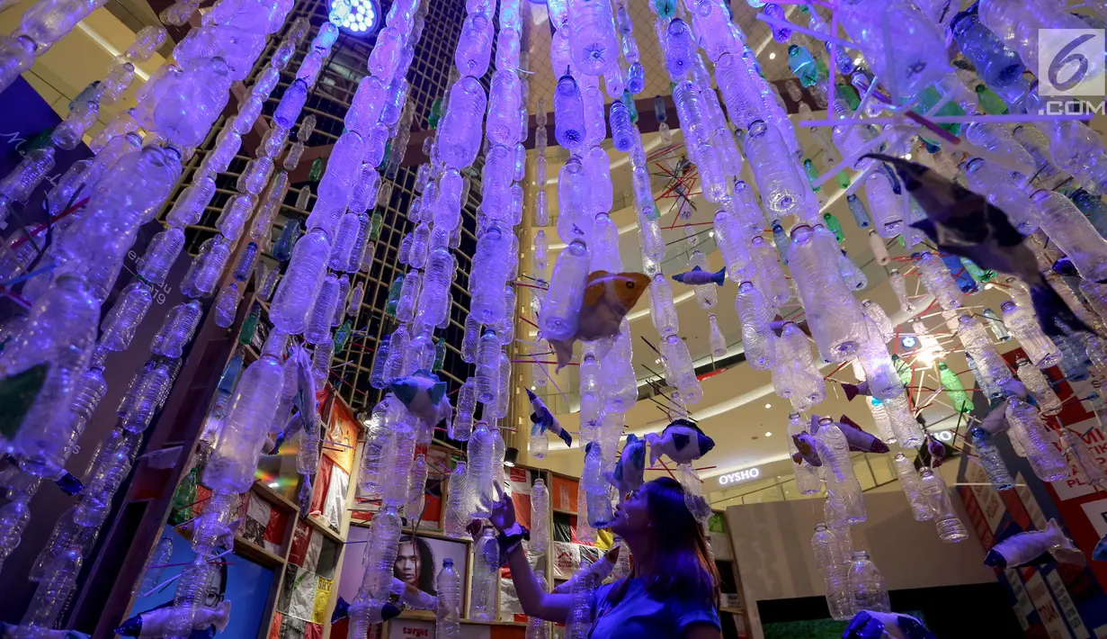 Pengunjung sedang melihat instalasi seni dalam pameran seni KARYA KITA di Senayan City, Jakarta, Jumat (16/8/2019). Pameran seni yang mengusung tema Mosaic of Diversity menggambarkan semangat Bhineka Tunggal Ika dalam bentuk grafis dan karakter. (Liputan6.com/Fery Pradolo)