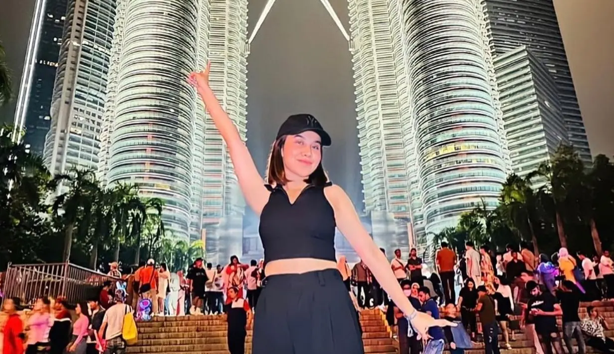Sejak beberapa waktu lalu, Mayang Lucyana tampak berkunjung ke Malaysia. Ia tampak berkeliling menikmati berbagai wisata di sana. Mayang terlihat begitu senang mengunjungi Twin Tower.(Liputan6.com/IG/@mayaang.lucyaana)