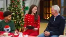 Potret menawan Kate Middleton sedang menjalani tugasnya di Hari Natal. Ia mengenalan sweater merah bercorak khas Natal dengan celana panjang yang juga berwarna merah. [Foto: Instagram/princeandprincessofwales]