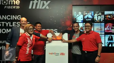 Peresmian kerja sama Telkom dengan Iflix yang akan hadir dalam saluran IndiHome, Jakarta, Selasa (19/4). Pelanggan layanan internet IndiHome akan dapat menonton berbagai judul film hingga total 20.000 jam secara online. (Liputan6.com/Johan Tallo)