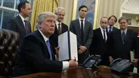 Dikelilingi Para Pria, Trump Teken Perintah Eksekutif Anti-Aborsi