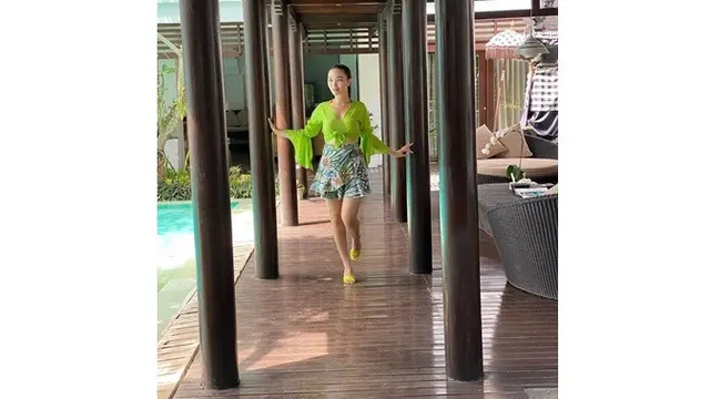 6 Pesona Zaskia Gotik saat Liburan di Bali, Penampilannya Jadi Sorotan