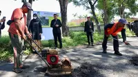 BupatI Banyuwangi ipuk Fiestiandani tinjau langsung proises perbaikan jalan di sejumlah titiik di Banyuwangi (Istimewa)