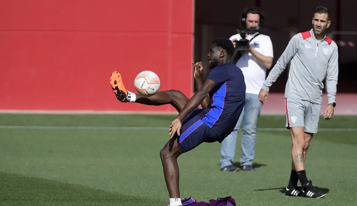 Hasil imbang 2-2 itu tentu menjadi modal bagus bagi Sevilla untuk melakoni duel penentuan di Pizjuan. (AFP/CRISTINA QUICLER)