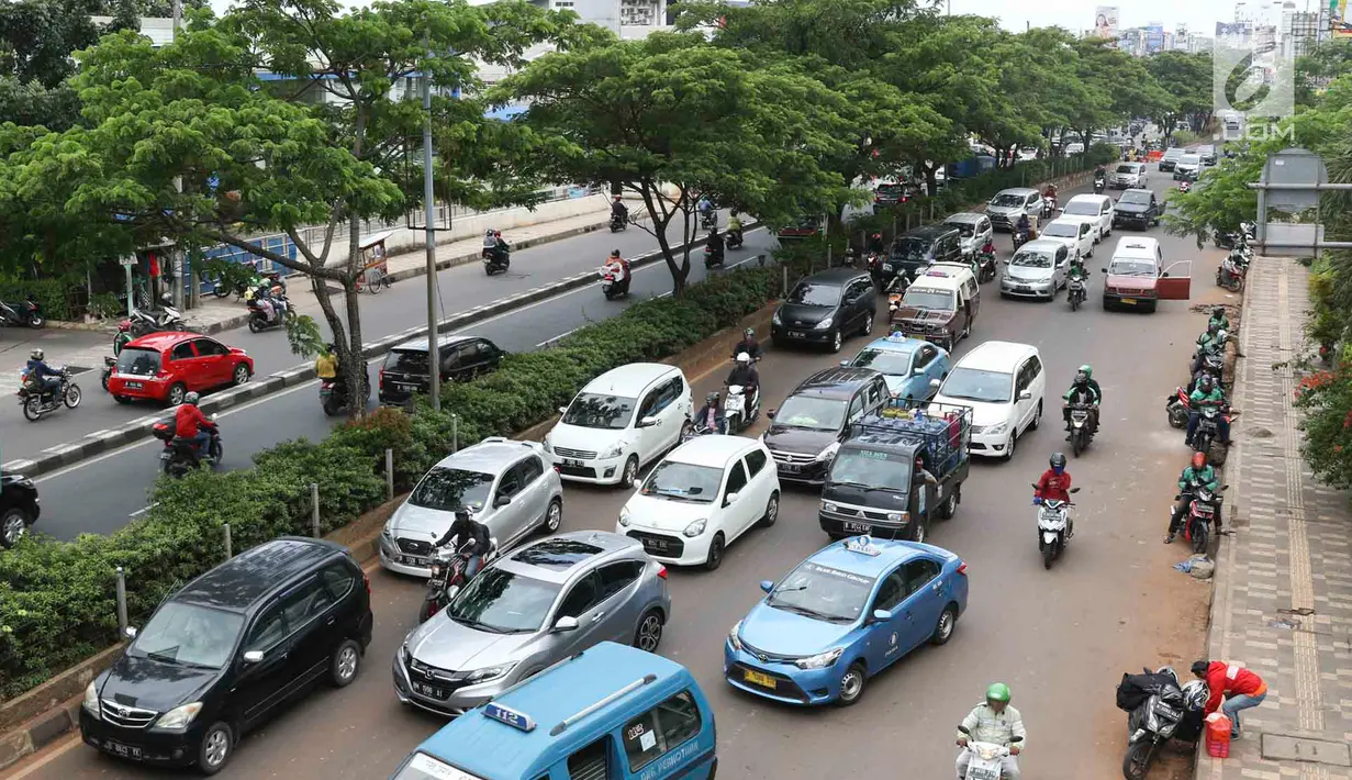 Kendaraan melintasi Jalan Margonda Raya, Depok, Jawa Barat, Kamis (21/3). Badan Pengelola Transportasi Jabodetabek (BPTJ) bersama Dishub Kota Depok akan memberlakukan aturan ganjil genap di Jalan Margonda Raya. (Liputan6.com/Immanuel Antonius)