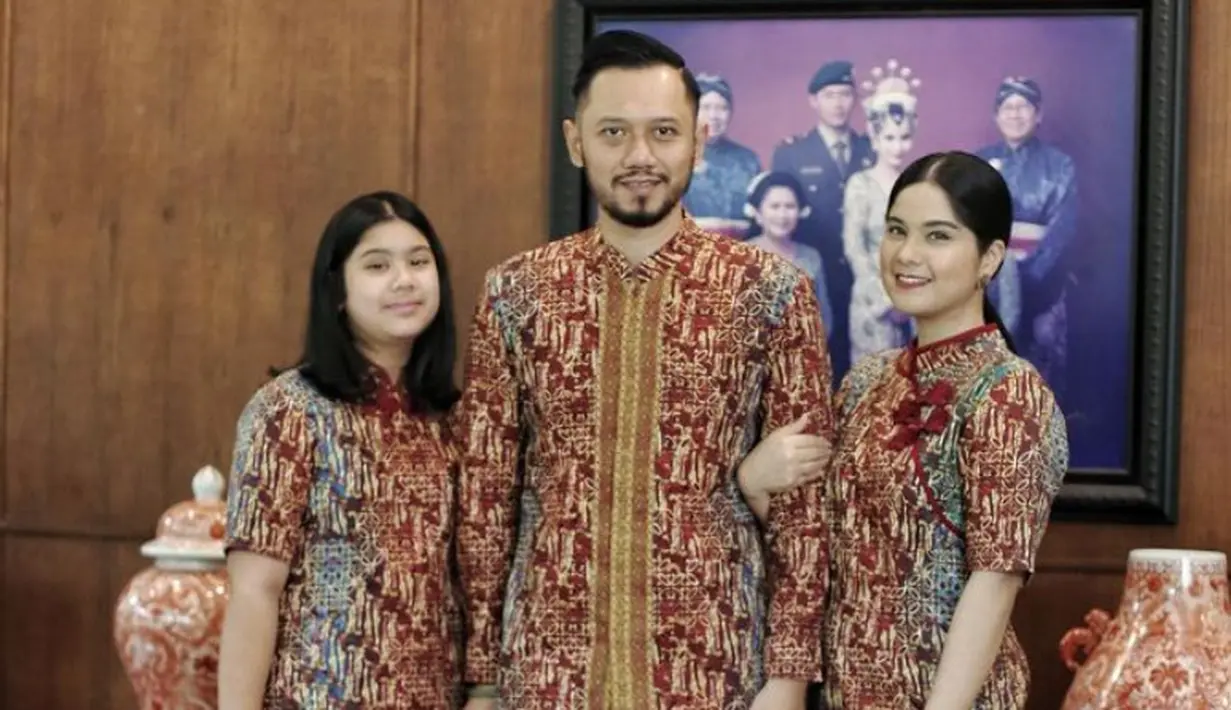 Annisa juga tampil kompak mengenakan batik warna merah dengan AHY dan Almira. Annisa tampil dengan model batik dress bodycon siluet cheongsam. [@annisayudhoyono]