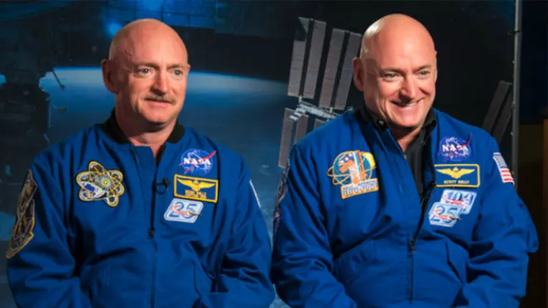 Astronot NASA, Mark Kelly (kiri) dan Scott Kelly (NASA via Newsweek)