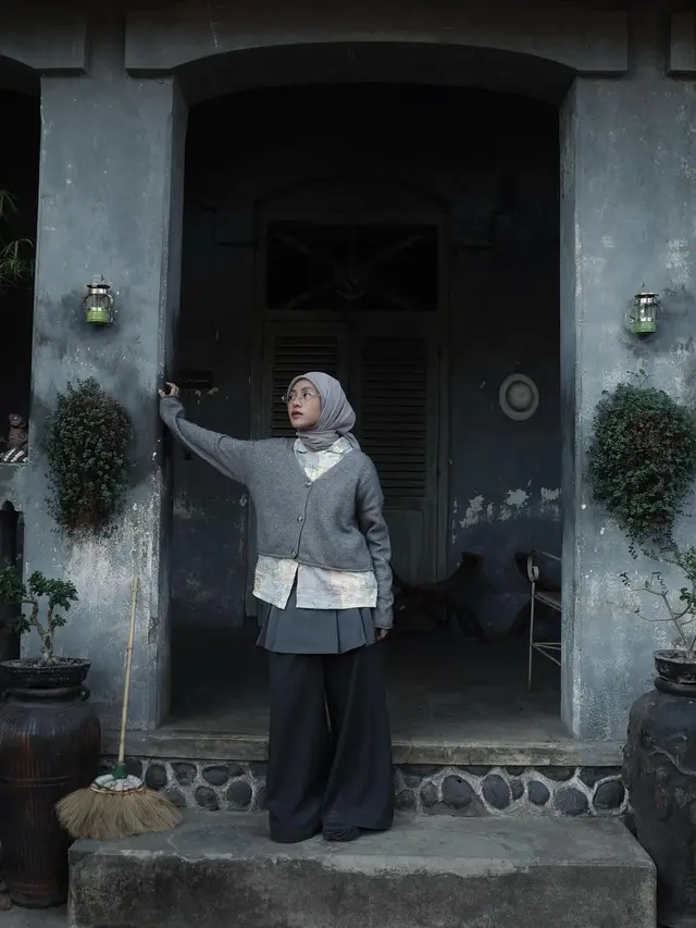 10 Inspirasi Layering Style ala Feby Putri yang Banyak Ditiru Anak Skena