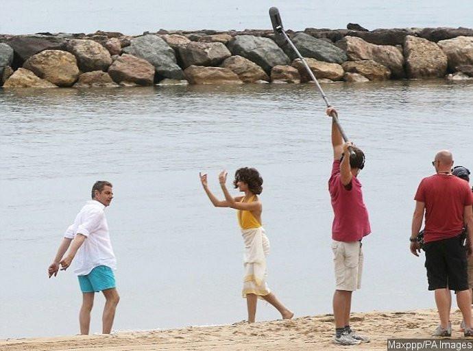 Rowan Atkinson dan Olga Kurylenko saat syuting Johnny English 3. (Ace Showbiz/Maxppp/Pa Images)