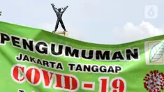 Spanduk pengumuman terpasang di pintu masuk kawasan Taman Lapangan Banteng, Jakarta, Selasa (24/3/2020). Pemerintah Provinsi DKI Jakarta menutup semua Ruang Terbuka Hijau terhitung sejak 14 Maret 2020 sebagai antisipasi merebaknya virus Corona Covid-19. (Liputan6.com/Helmi Fithriansyah)