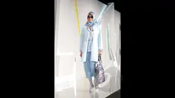 Model berjalan di atas catwalk memperagakan busana rancangan Itang Yunaz pada ajang Indonesia Fashion Week 2015 di JCC Senayan, Jakarta, Sabtu (27/2/2015). (Liputan6.com/Panji Diksana)
