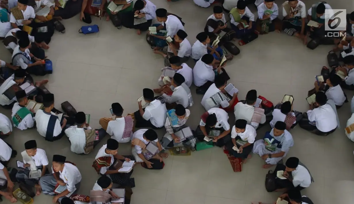 Santri membentuk kelompok saat melakukan tadarus Alquran berjamaah di Pesantren Tarbiyah Islamiyah Ar-Raudlatul Hasanah, Medan, Sumatera Utara (21/5). (Liputan6.com/Reza Perdana)