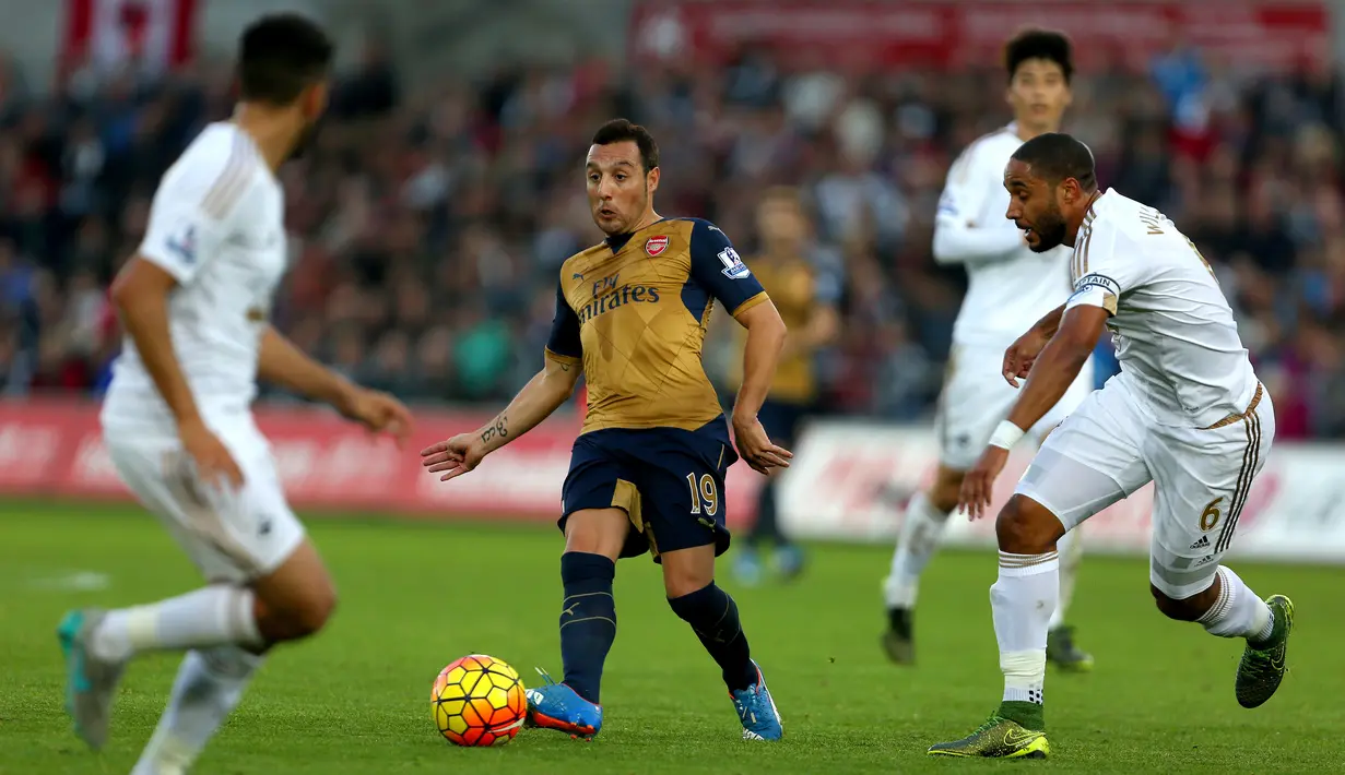 Aksi Santi Cazorla saat melawan Swansea City dalam lanjutan Liga Premier Inggris di Stadion Liberty, Sabtu (31/10/2015). (AFP Photo/Geoff Caddick)