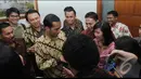Karena masih dalam suasana lebaran, Jokowi mendapatkan ucapan selamat dari para stafnya, Jakarta, Jumat (8/8/2014) (Liputan6.com/Herman Zakharia) 