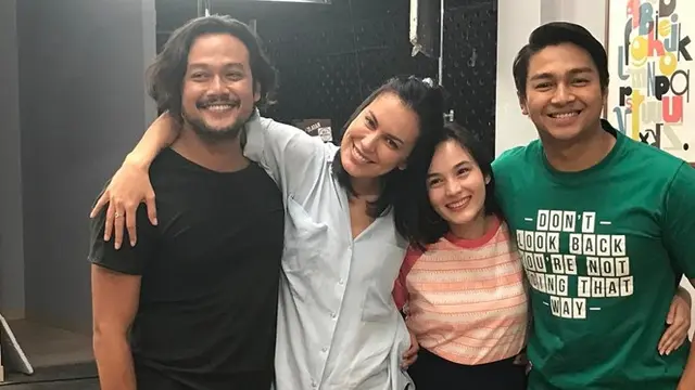 Beri Dukungan, Ini 6 Potret Persahabatan Sophia Latjuba dan Dwi Sasono