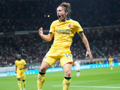 Pemain AC Milan, Luka Modric, melakukan selebrasi setelah mencetak gol ke gawang Bologna dalam giornata ketiga Liga Italia 2025/2026 di Stadion San Siro, Senin (15/9/2025). (AP Photo/Luca Bruno)