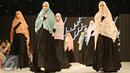 Para model membawakan busana muslim rancangan Si.Se.Sa: Syar'i for Urban, Jakarta, Rabu (10/2). Peragaan menampilkan 61 koleksi dalam tujuh rangkaian babak produk terbaru Si.Se.Sa dengan rentang warna pastel yang lebar. (Liputan6.com/Immanuel Antonius)