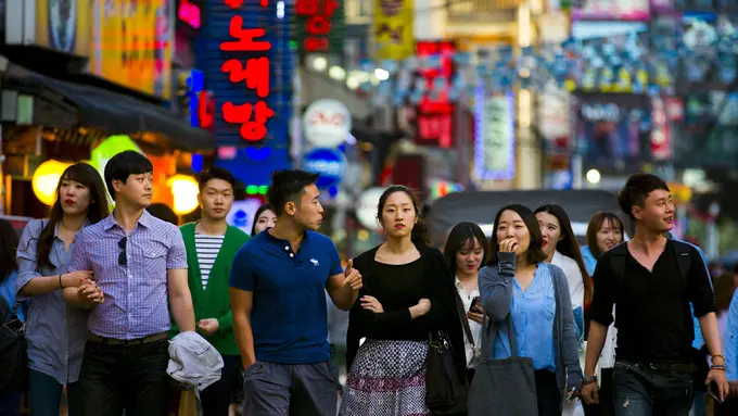 Ini Alasannya Kenapa Cowok Korea Menggunakan Banyak Kosmetik