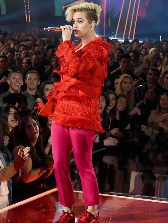 Hingga saat ini Katy selalu mendapat pertanyaan mengenai judul lagu Taylor Swift ‘Bad Blood’ yang diduga menyindirnya. Tak berkata banyak, Katy justru menceritakan karier bermusiknya di masa datang. (AFP/Bintang.com)