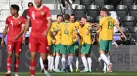 Para pemain Australia merayakan gol pertama mereka saat pertandingan sepak bola Piala Asia AFC Qatar 2023 melawan Indonesia di Stadion Jassim bin Hamad di Doha pada Minggu, 28 Januari 2024. (HECTOR RETAMAL/AFP)