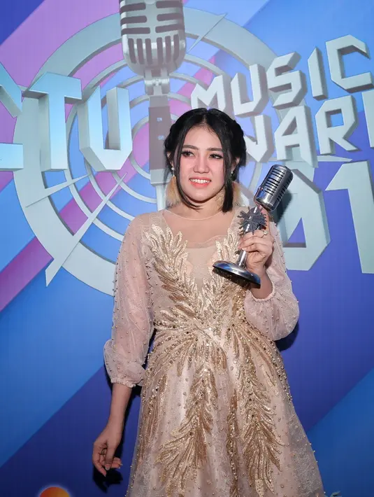 “Lagu Jerit Hatiku merupakan lagu pertama yang aku ciptakan sendiri bercerita tentang seseorang yang sakit hati ditinggal kekasih dan belum bisa move on,” kata Via Vallen. (Adrian Putra/Bintang.com)