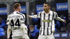 Striker Juventus, Cristiano Ronaldo, melakukan selebrasi usai mencetak gol ke gawang Inter Milan pada laga Coppa Italia di Stadion Giuseppe Meazza, Selasa (2/2/2021). Juventus menang dengan skor 2-1. (AP/Luca Bruno)