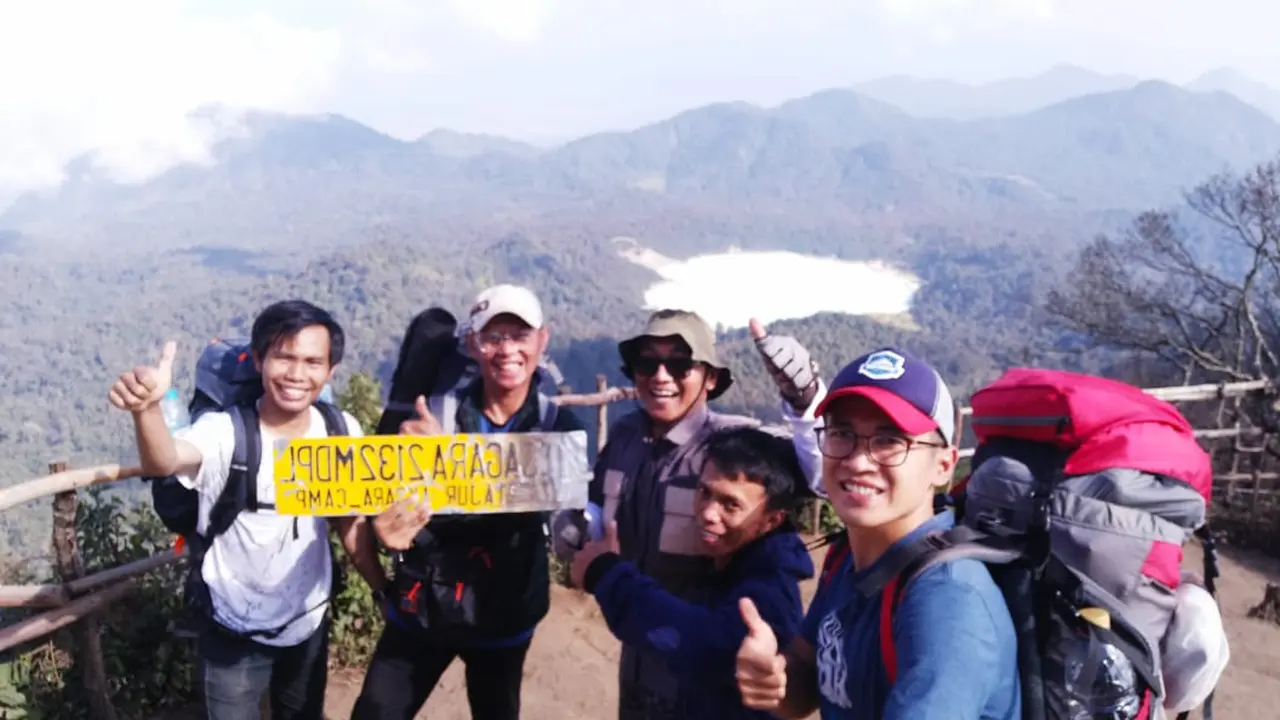 Sejumlah pengunjung tengah menikmati keindahan alam kabupaten Garut, Jawa Barat, di atas Puncak sagara kecamatan Sucinaraja,Garut.