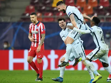 Striker Chelsea, Olivier Giroud, melakukan selebrasi usai mencetak gol ke gawang Atletico Madrid pada laga Liga Champions di Arena Nationala, Rumania, Rabu (24/02/2021). Chelsea menang dengan skor 1-0. (AFP/Daniel Mihalescu)