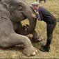 Irfan Hakim asyik sedang mencium belalai seekor gajah (Dok.Instagram/@irfanhakim75/https://www.instagram.com/p/CD0Mw15H8qo/Komarudin)