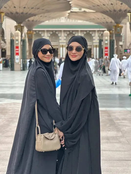 Masih mengenakan khimar dan hijab, Ririn Ekawati tampil kembar dengan sang adik, Rini Yulianti [@ririnekawati]