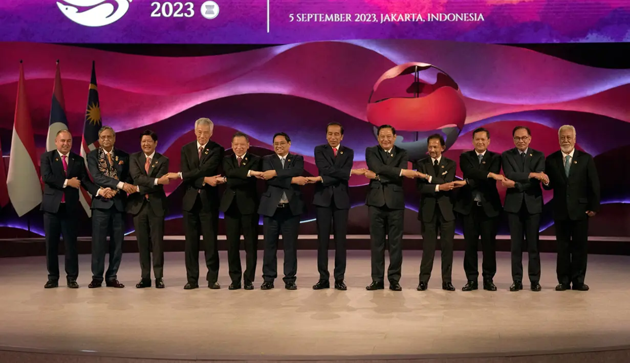 "Tapi di ASEAN berbeda, kesetaraan justru menjadi value utama yang kita hormati dan kita junjung bersama dalam bingkai persatuan dan kebersamaan sehingga kapal besar ASEAN dapat terus melaju," tutur Jokowi. (AP Photo/Dita Alangkara, Pool)