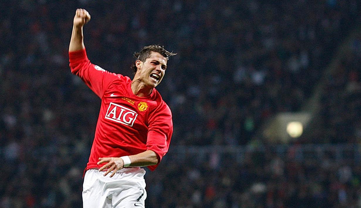 Gelandang - Cristiano Ronaldo. Pesepak bola yang lengkap, mampu memberi umpan dan juga produktif mencetak gol. Selama enam musim di Old Trafford dirinya menjadi andalan bagi Sir Alex. (AFP/Adrian Dennis)